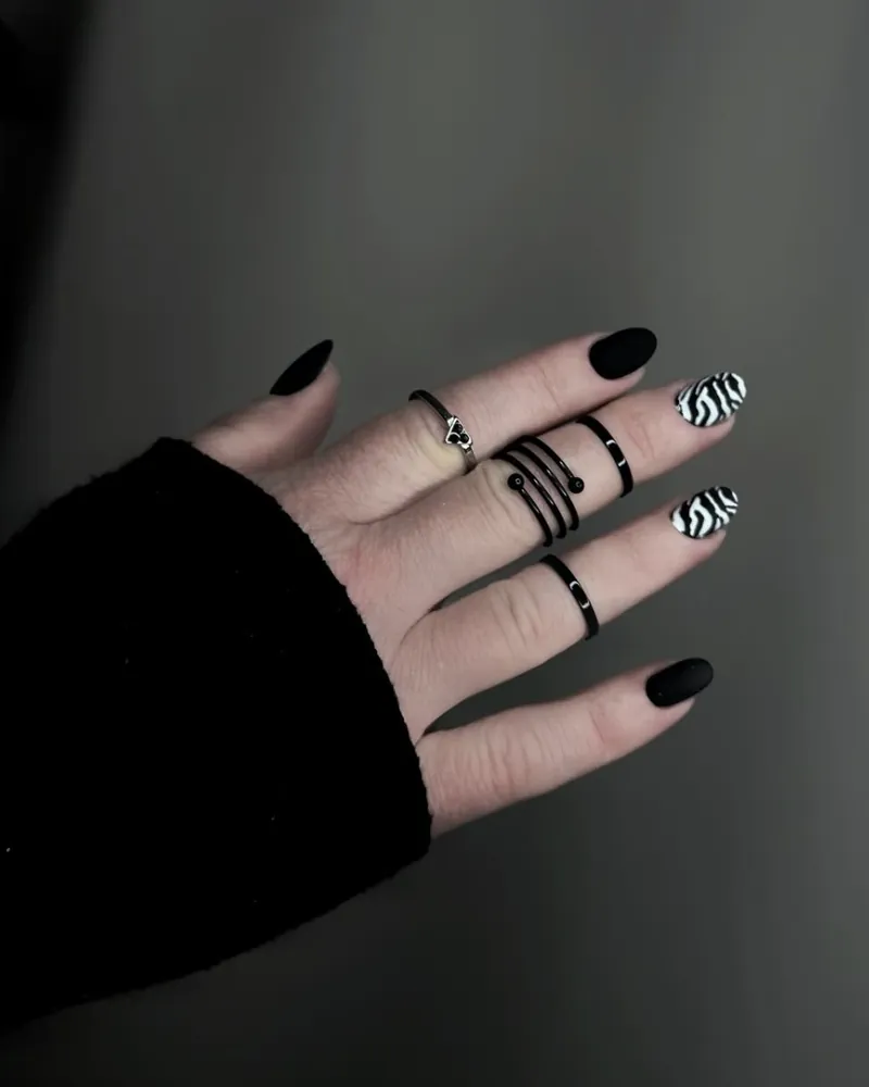 Maniküre mit Design in Schwarz – Nagelstudio Minden