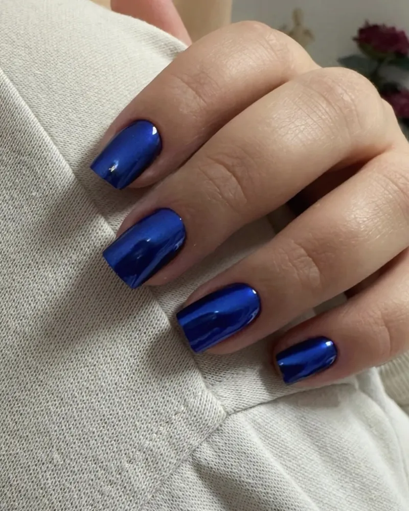 Chrom-Maniküre in Blau – Nagelstudio Minden