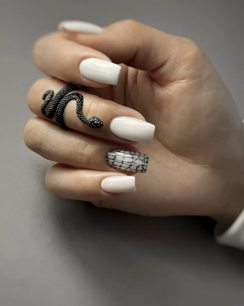 Maniküre in Weiß mit Design – Nagelstudio Minden