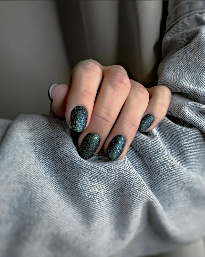Maniküre in Dunkelgrün mit Glitzer – Nagelstudio Minden