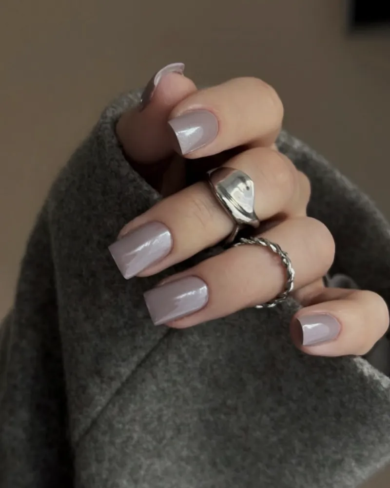 Maniküre in Flieder-Grau – Nagelstudio Minden