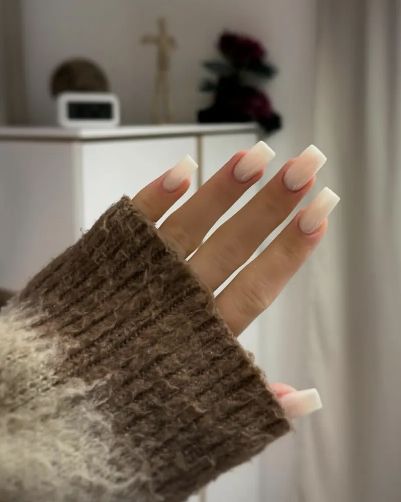 French-Maniküre in Nude an langen Nägeln – Nagelstudio Minden