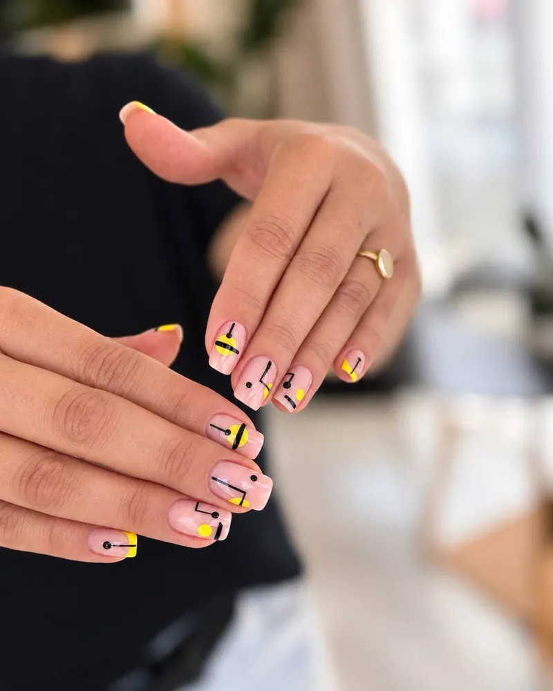 Maniküre mit Design in Gelb – Nagelstudio Minden